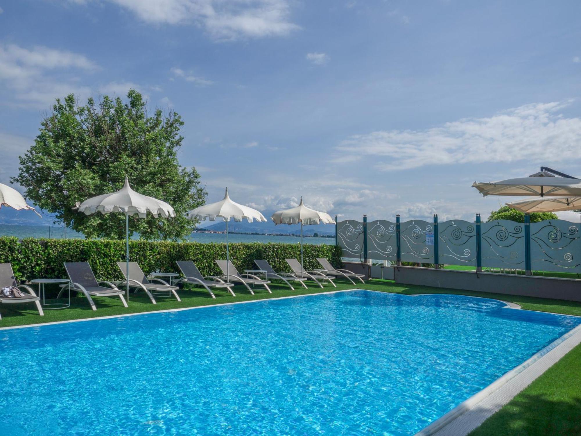 Hotel Aquila D'Oro Desenzano Desenzano del Garda Esterno foto