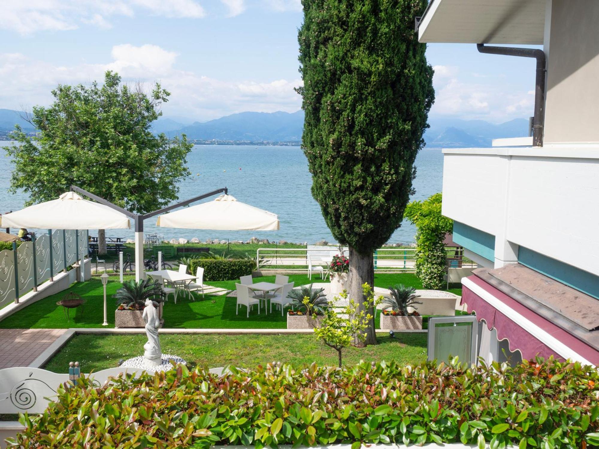 Hotel Aquila D'Oro Desenzano Desenzano del Garda Esterno foto