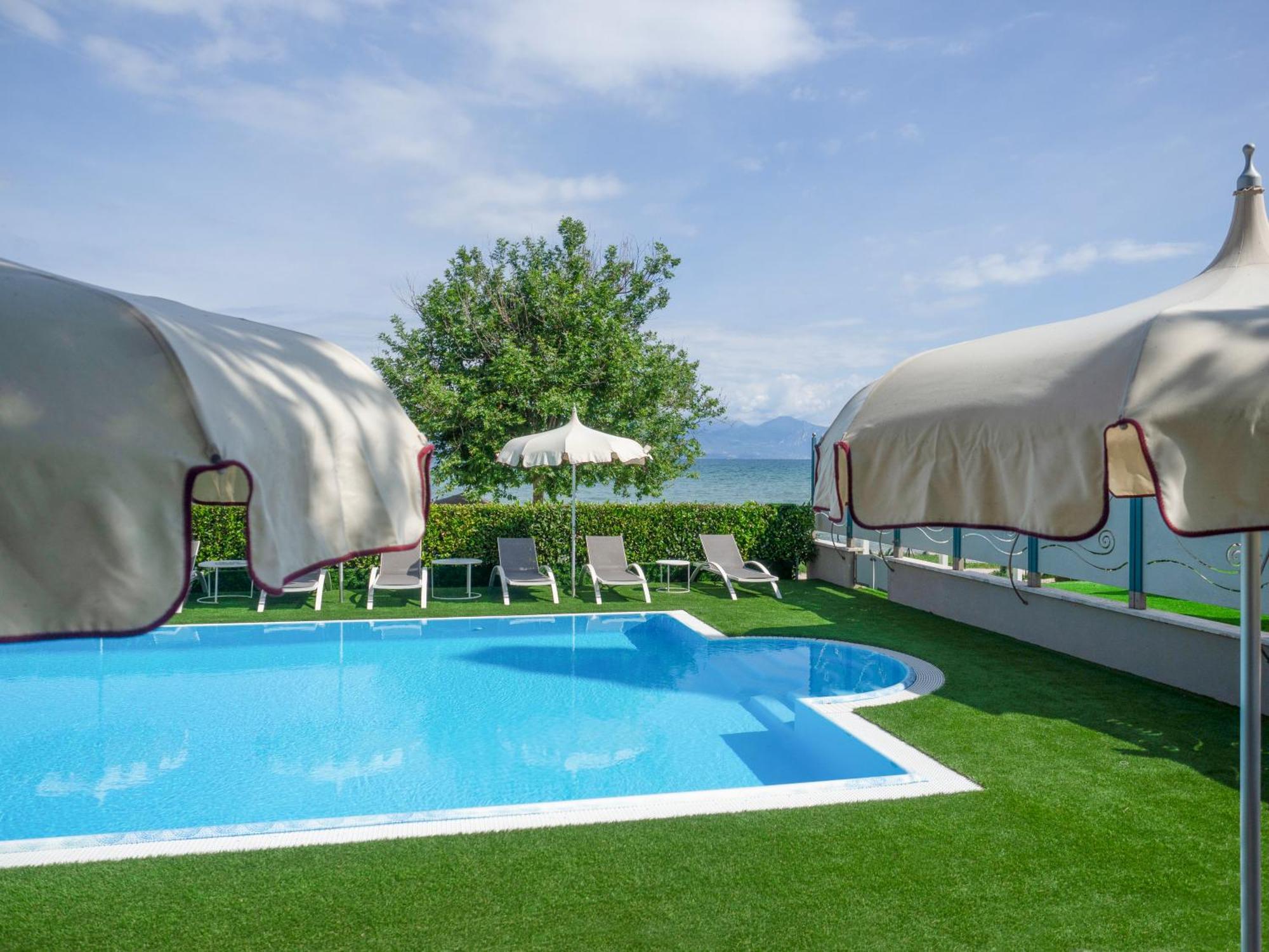 Hotel Aquila D'Oro Desenzano Desenzano del Garda Esterno foto