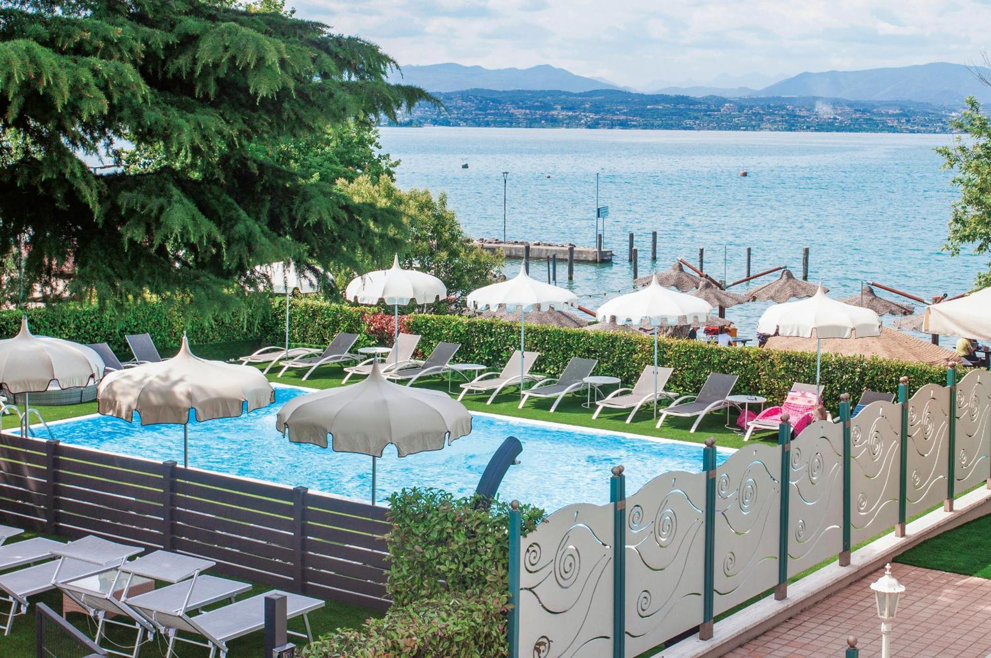 Hotel Aquila D'Oro Desenzano Desenzano del Garda Esterno foto
