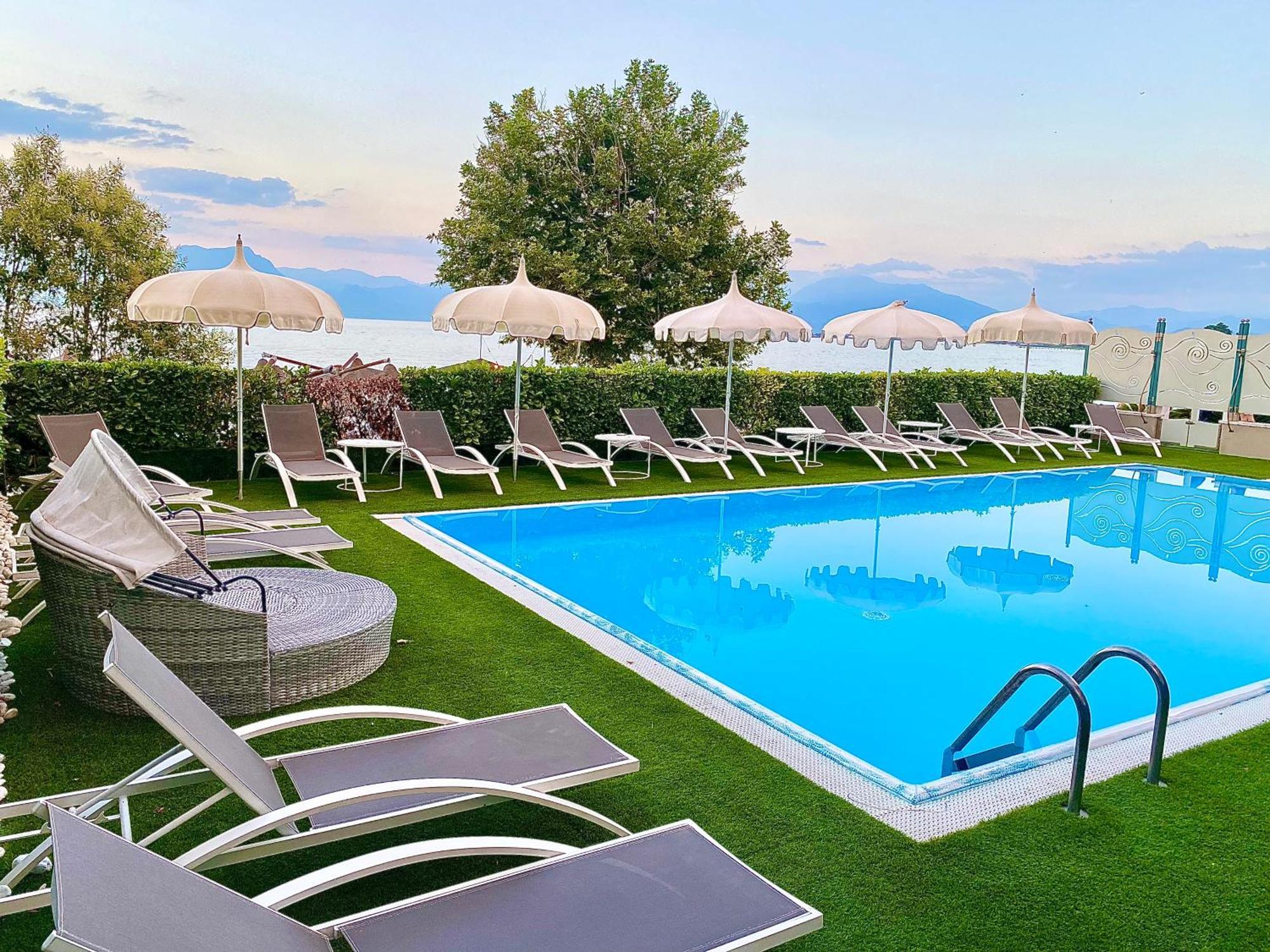 Hotel Aquila D'Oro Desenzano Desenzano del Garda Esterno foto