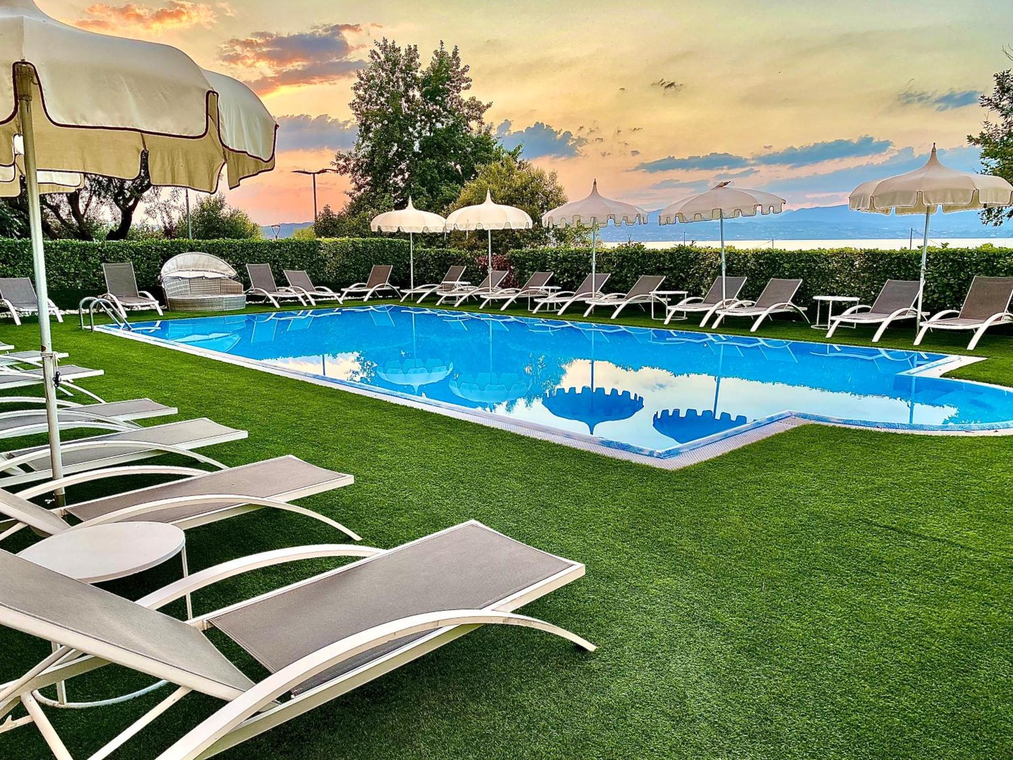 Hotel Aquila D'Oro Desenzano Desenzano del Garda Esterno foto