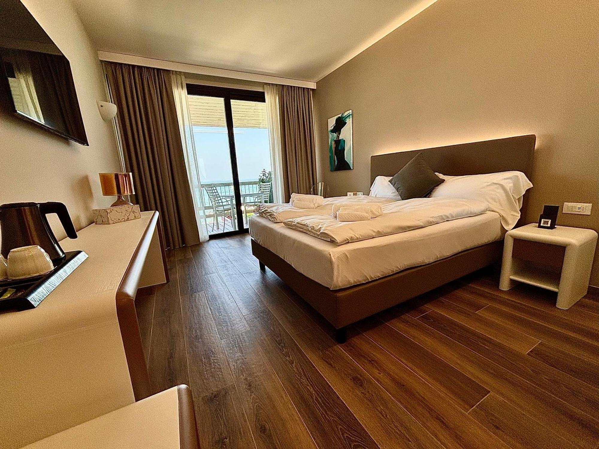 Hotel Aquila D'Oro Desenzano Desenzano del Garda Esterno foto