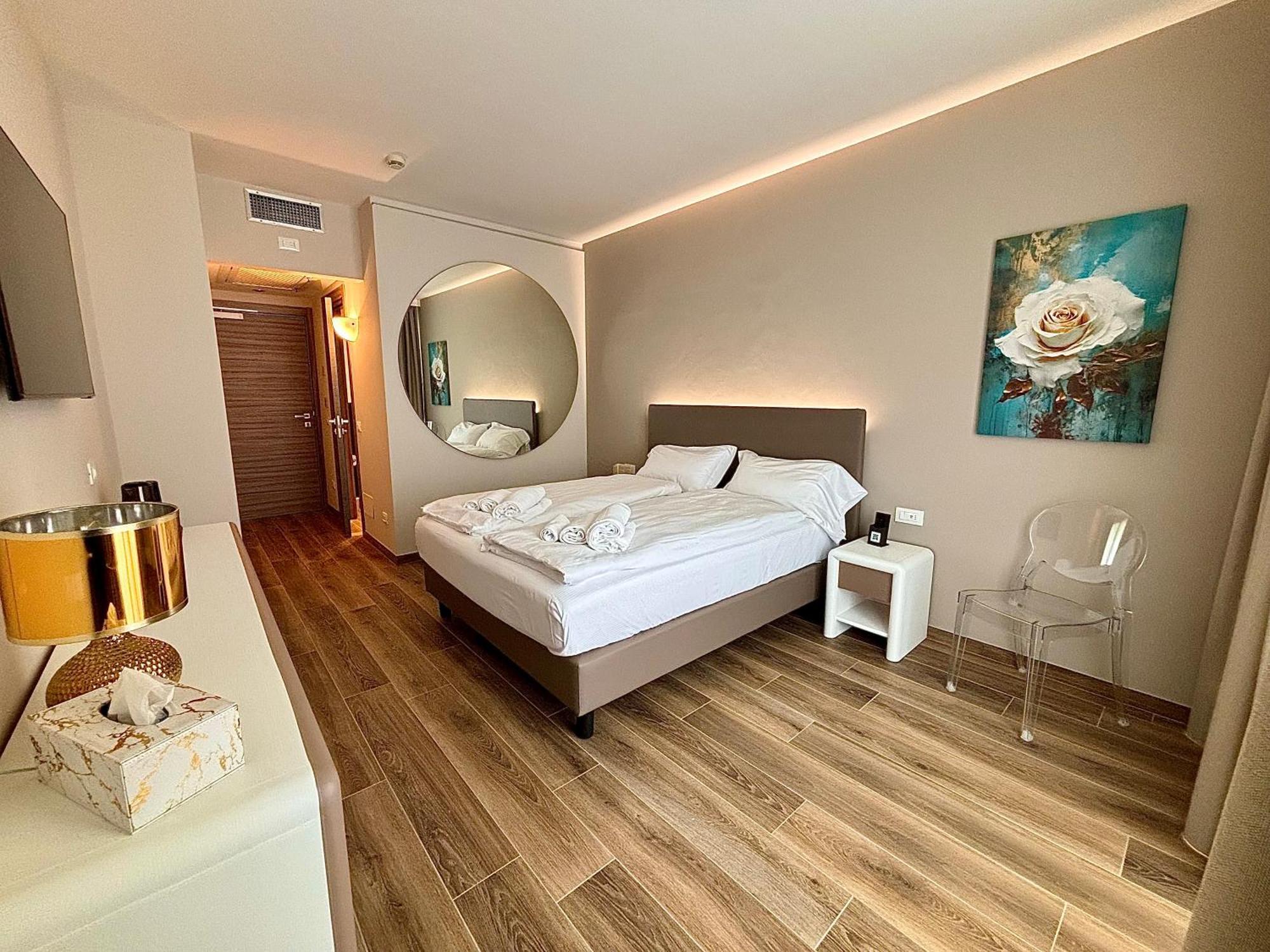 Hotel Aquila D'Oro Desenzano Desenzano del Garda Esterno foto